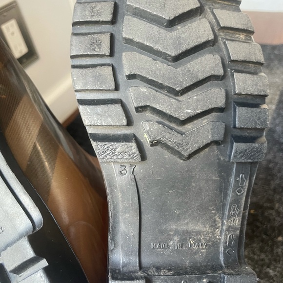 Burberry rain boots they are a size 37 Euro - Picture 2 of 6